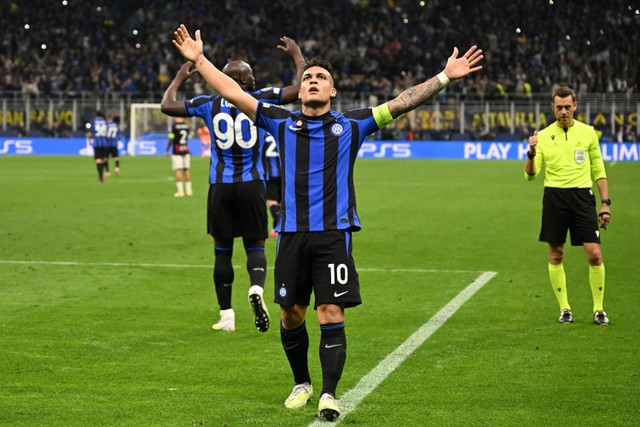 Selebrasi pemain Inter Milan Lautaro Martinez usai mencetak gol. Foto: Alberto Lingria/REUTERS