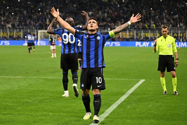 Selebrasi pemain Inter Milan Lautaro Martinez usai mencetak gol ke gawang AC Milan pada pertandingan leg kedua semifinal Liga Champions di Stadion San Siro, Milan, Italia, Rabu (17/5/2023).  Foto: Alberto Lingria/REUTERS