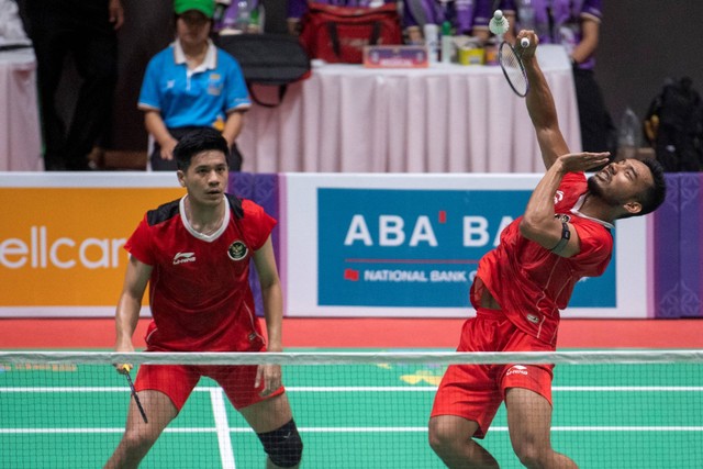 Pebulu tangkis ganda putra Indonesia Pramudya Kusumawardana Riyanto (kiri) dan Yeremia Erich Yoche Yacob (kanan) mengembalikan kok ke arah pebulu tangkis Thailand pada pertandingan final bulu tangkis ganda putra SEA Games 2023, Selasa (16/5/2023). Foto: M Agung Rajasa/ANTARA