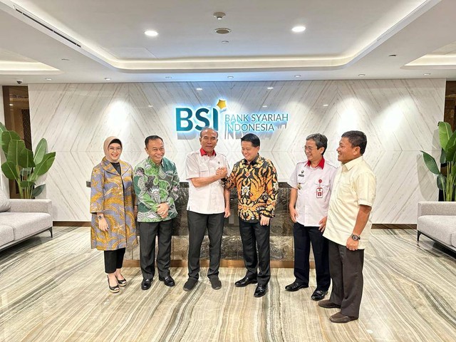 [Dari ki-ka]: Direktur Compliance & Human Capital BSI Tribuana Tunggadewi, Komisaris BSI Suyanto, Kepala BSSN Letjen TNI Purn. Hinsa Siburian, Direktur Utama BSI Hery Gunardi, Deputi Bidang Keamanan Siber dan Sandi Perekonomian Slamet Aji Pamungkas dan Wakil Direktur Utama BSI Bob Tyasika Ananta setelah rapat koordinasi dalam rangka penguatan sinergi terkait langkah-langkah penanganan dugaan serangan siber. Foto: BSI