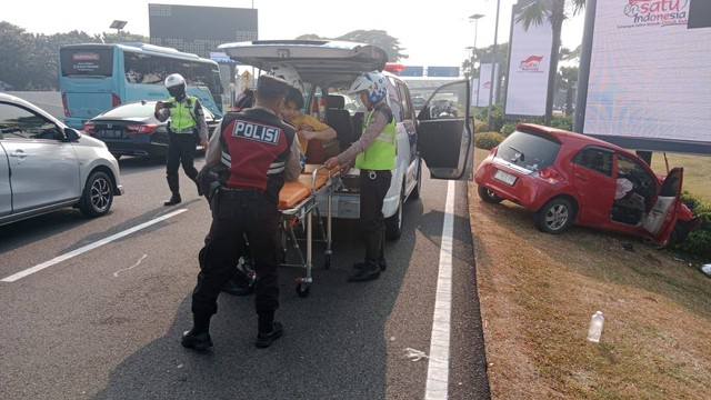 Mobil Brio kecelakaan di Jalan P2 Bandara Soekarno Hatta, Cengkareng, Rabu (17/5/2023). Foto: Dok. Istimewa