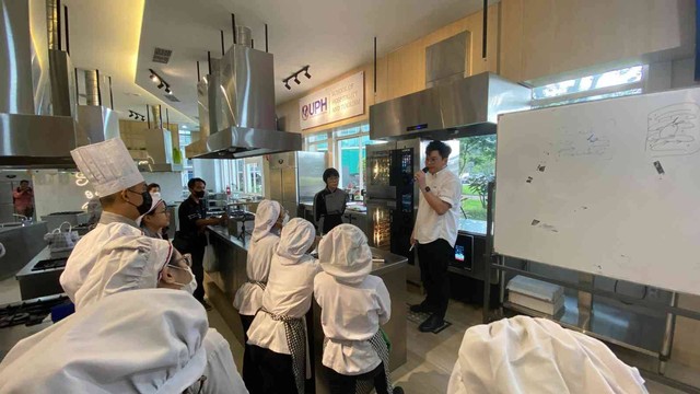 Universitas Pelita Harapan (UPH) mengadakan pelatihan bagi 24 mahasiswa/i Program Studi (Prodi) Pengelolaan Perhotelan UPH angkatan 2021 pada Kamis, 4 Mei 2023. Pelatihan ini untuk membekali para mahasiswa dengan keterampilan menggunakan Combi Oven.