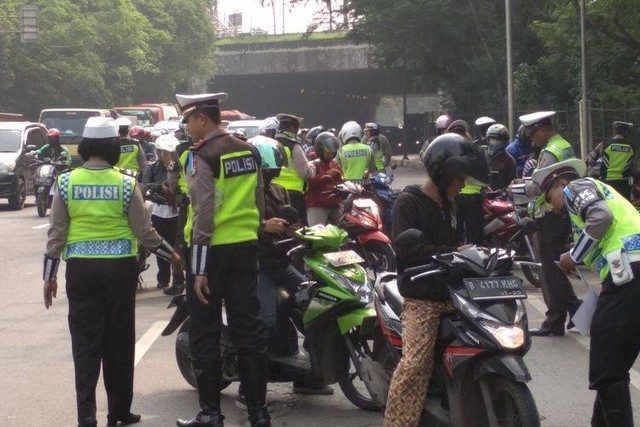 Polisi Satlantas melakukan pengecekan kelengkapan surat kendaraan pengemudi motor. (Sumber: Google)
