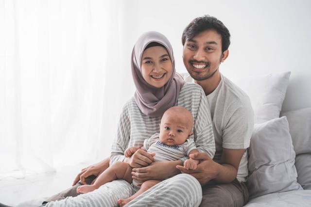 Tips mengelola keuangan syariah untuk keluarga baru. Foto: Shutterstock