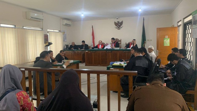 Persidangan kasus tabrak lari mahasiswi Cianjur, di PN Cianjur, Selasa (16/5). Dok: kumparan.