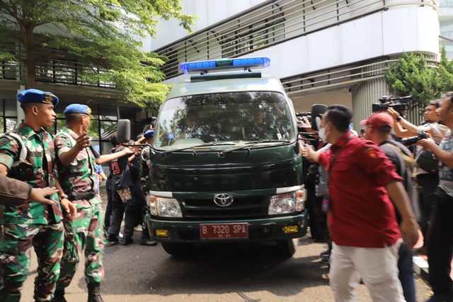 Mobil tahanan yang membawa Menkominfo Johnny G Plate usai jalani pemeriksaan di Kejagung, Jakarta, Rabu (17/5/2023). Foto: Jamal Ramadhan/kumparan