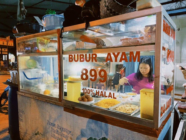 Bubur Ayam 899 ini berlokasi di simpang Jalan Gajahmada, GM Coffee Street, dan buka setiap hari 24 jam. Foto: Siti Annisa/ Hi!Pontianak