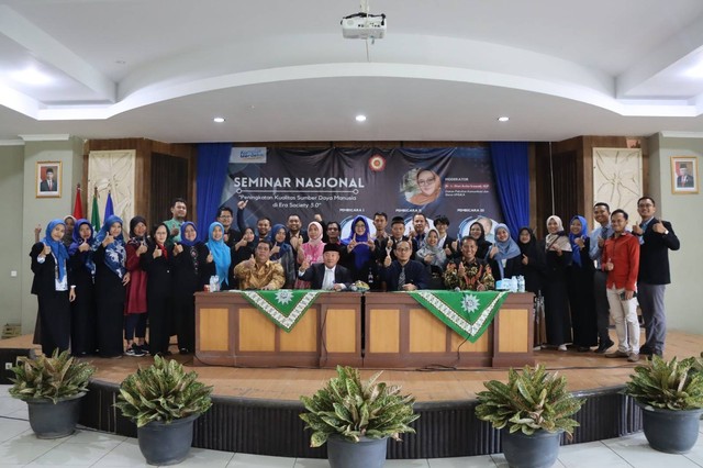 Acara Seminar Nasional Universitas Muhammadiyah Karanganyar.