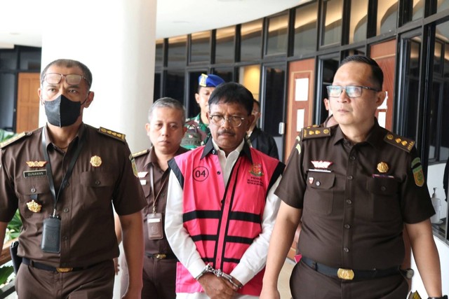 Johnny G. Plate (tengah) mengenakan baju tahanan usai menjalani pemeriksaan di Kejaksaan Agung, Jakarta, Rabu (17/5/2023). Foto: Kejagung