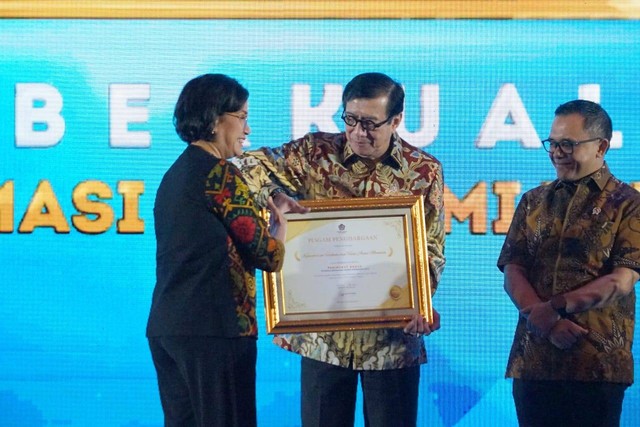 Menteri Keuangan, Sri Mulyani, menyerahkan penghargaan kepada Menkum HAM, Yasonna H. Laoly, dalam acara Rakornas Pelaksanaan Anggaran tahun 2023 di Ballroom Dhanapala, Kemenkeu Jl. Senen Raya No. 1, Jakarta Pusat. (Foto: Havijay/Kemenkumham)