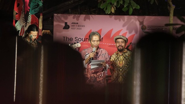 Joko Pinurbo dan Kukuh Prasetya Kudamai berkolaborasi dalam penutupan Jogja Art+Books Festival 2023, Selasa (16/5). Foto: Arif UT