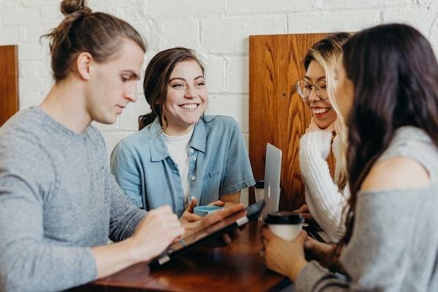 Ilustrasi sebutkan 3 contoh kontak sosial yang terjadi pada interaksi sosial, sumber foto: Brooke Cagle/Unsplash.com