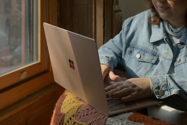 Ilustrasi cara restart laptop dengan keyboard. Sumber: Unsplash/Surface