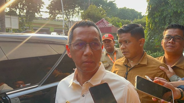 Pj Gubernur DKI Jakarta Heru Budi Hartono menjawab pertanyaan wartawan di Kemendagri, Rabu (17/5). Foto: Haya Syahira/kumparan