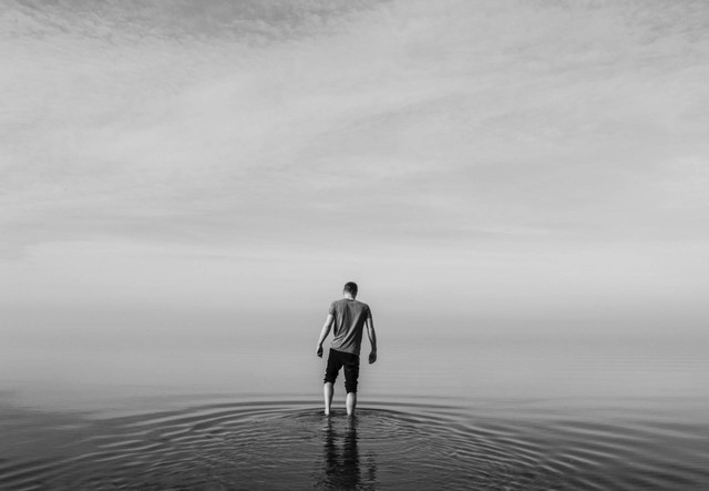 Ilustrasi Lawan Kata Dangkal. (Foto: Daniel Jensen | Unsplash.com)