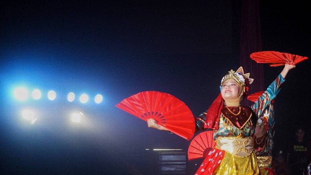 Aksi tim tari dari salah satu kabupaten di Sumatera Selatan pada Festival Batanghari Sumsel 2023 di Taman Budaya Sriwijaya Jakabaring Palembang, Rabu (17/5) Foto: abp/Urban Id