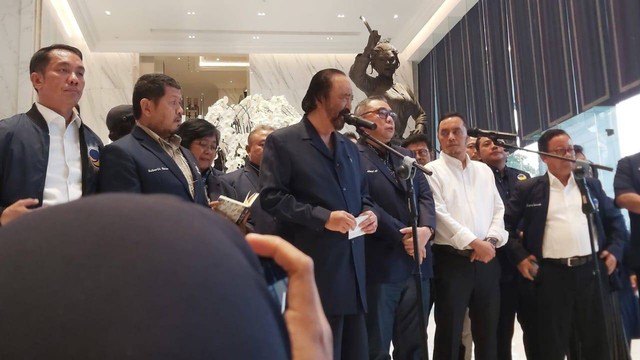 Ketua Umum NasDem Surya Paloh gelar konfrensi press  di NasDem Tower, Jakarta,  Rabu (17/5). Foto: Nadia Riso/kumparan