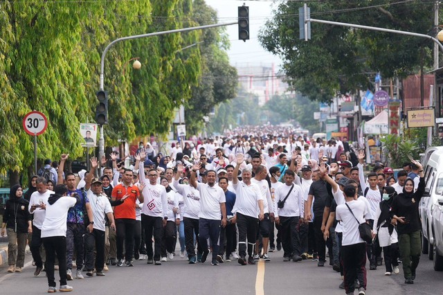 Gubernur Sulawesi Selatan Andi Sudirman Sulaiman bersama 30 ribu masyarakat mengikuti jalan sehat Sulsel Anti Mager di Lasinrang Park, Kabupaten Pinrang, Rabu (17/5/2023). Foto: Dok. Istimewa