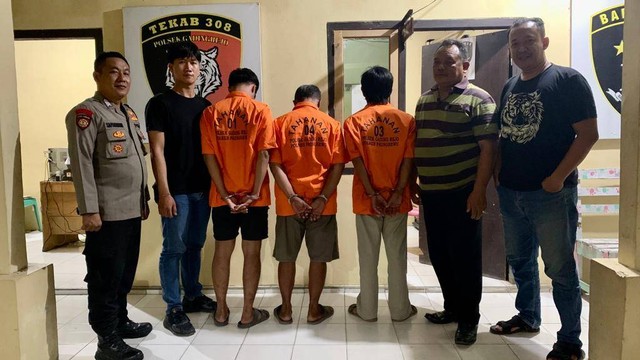 Ketiga pelaku judi togel online yang berhasil diamankan. | Foto: Polres Pringsewu