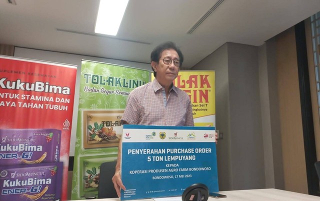 Direktur Sido Muncul Irwan Hidayat menyerahkan Purchase Order (PO) rempah lempuyang sebanyak 5 ton di Koperasi Agro Farm Bondowoso secara simbolis. Foto: Intan Alliva/kumparan