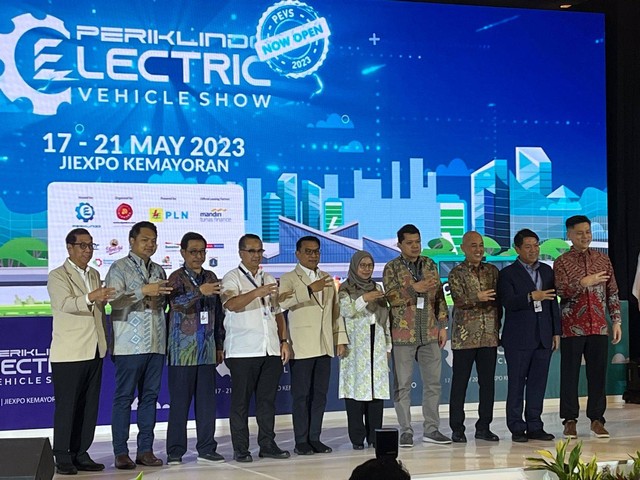 Pembukaan pameran kendaraan listrik Periklindo Electric Vehicle Show (PEVS) 2023 di JIExpo Kemayoran, Jakarta (17/5). Foto: Sena Pratama/kumparan