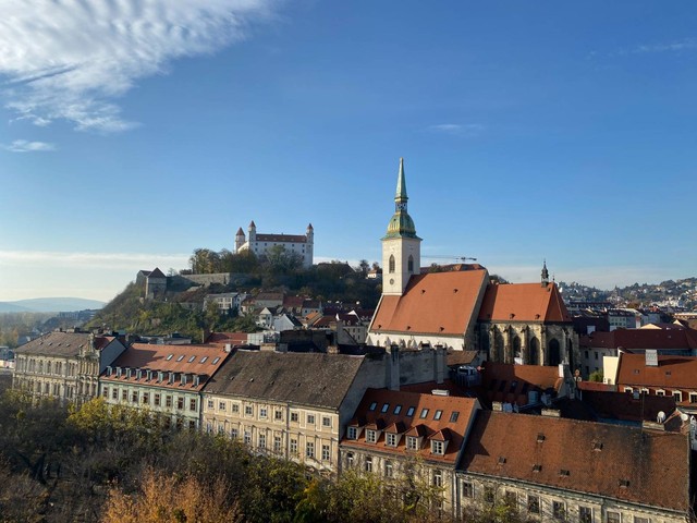 Pemandangan kota yang diambil dari teras salah satu restoran yang terletak di Kota Tua Bratislava. (Sumber: Dokumentasi pribadi)