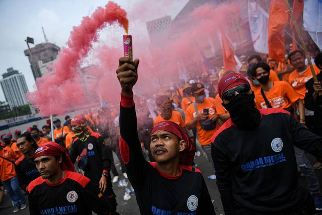 Sejumlah buruh menyampaikan aspirasinya saat Hari Buruh Internasional di kawasan Monas, 2023. Foto: ANTARA FOTO/Sigid Kurniawan