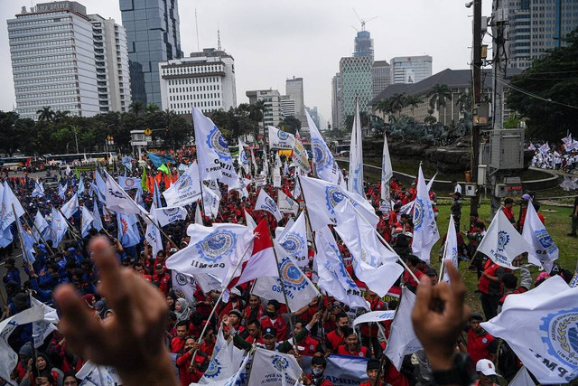 Sejumlah buruh menyampaikan aspirasinya saat Hari Buruh Internasional di kawasan Monas. Foto: ANTARA FOTO/Sigid Kurniawan