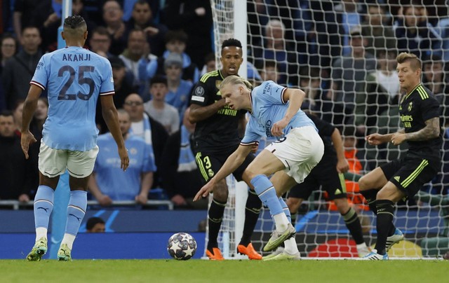 Striker Manchester City, Erling Haaland, berusaha menguasai bola saat melawan Real Madrid di semifinal Liga Champions 2022/23 di Stadion Etihad, Kamis (18/05/2023) dini hari WIB. Foto: Reuters/Jason Cairnduff