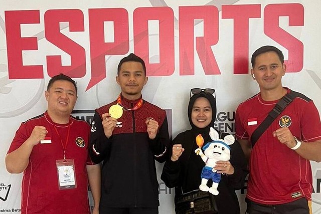 Teuku Muhammad Kausar (Ponbit) dan Sekretaris umum Esports Indonesia Aceh (ESI Aceh), Cut Ema Aklima (tengah) foto bersama usai Timnas PUBG Mobile INA 2 berhasil meraih medali emas. Foto: Dok. Istimewa