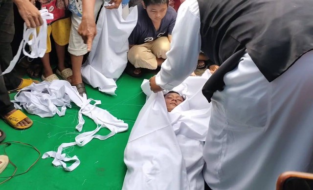 Pelaksanaan sumpah pocong oleh pria di Palembang. (dok. UrbanId)