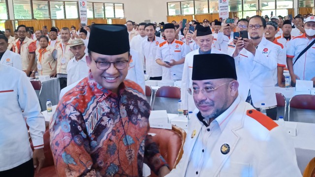 Anies Baswedan dan Sekretaris Jenderal (Sekjen) DPP PKS Habib Aboe Bakar Alhabsyi di acara Milad ke-21 PKS di Grha Wanabhakti Yasa, Umbulharjo, Kota Yogyakarta, Kamis (18/5/2023). Foto: Arfiansyah Panji Purnandaru/kumparan