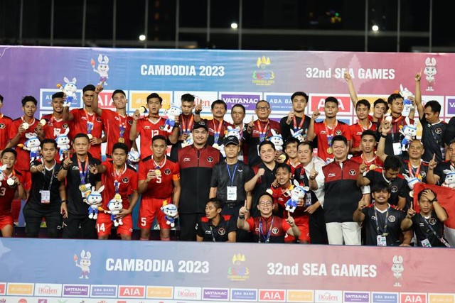 Timnas U-22 Indonesia di podium SEA Games 2023 usai mengalahkan Thailand di partai final yang digelar di National Stadium, Phnom Penh, Kamboja, pada Selasa (16/5). Foto: Dok. PSSI