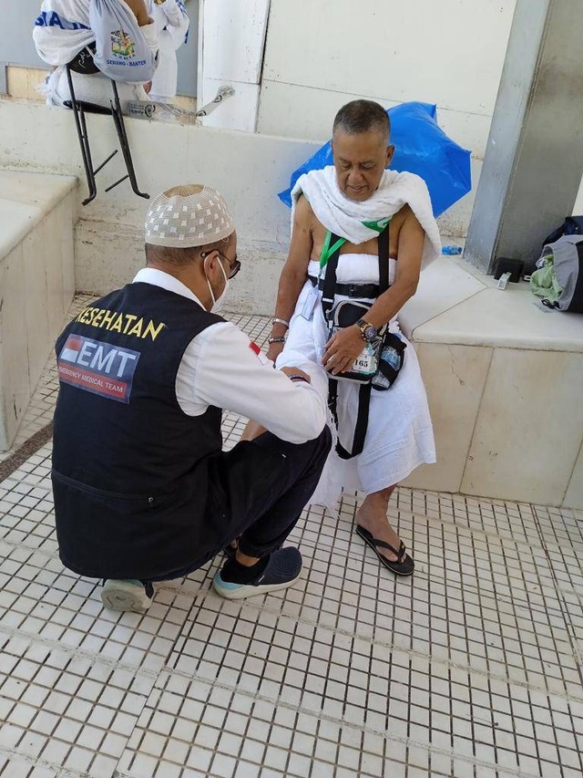 Emergency Medical Team (EMT) layani jemaah haji yang membutuhkan pertolongan medis. Foto: Kemenkes RI
