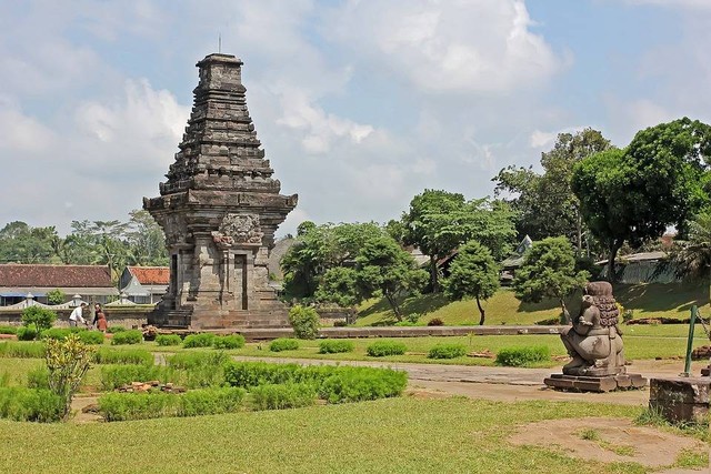 Ilustrasi Peninggalan sejarah di kota Blitar. (Unsplash)