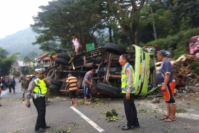Kecelakaan tunggal yang melibatkan satu kendaraan jenis truk bermuatan air mineral kecelakaan di kawasan Cagak Nagreg, Kabupaten Bandung, pada Kamis (18/5/2023). Foto: Dok. Istimewa