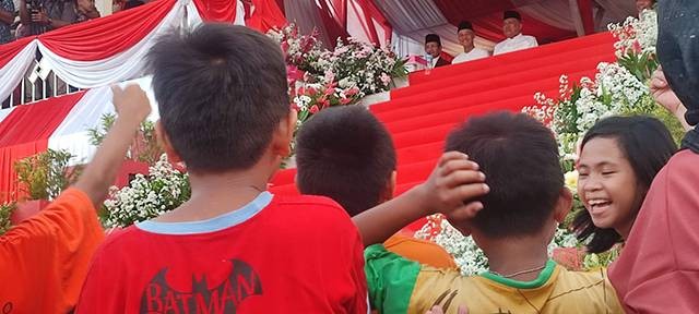 Momen ketika anak-anak berteriak meminta sepeda kepada Ganjar Pranowo saat di Kota Manado, Sulawesi Utara.