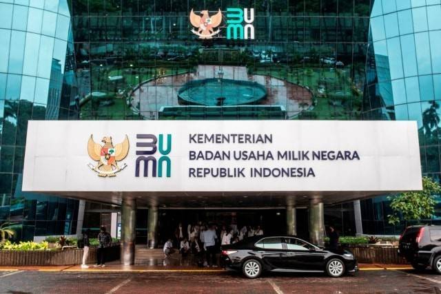 Logo baru Kementerian Badan Usaha Milik Negara (BUMN) terpasang di Gedung Kementerian BUMN, Jakarta. Foto: Aprillio Akbar/ANTARA FOTO