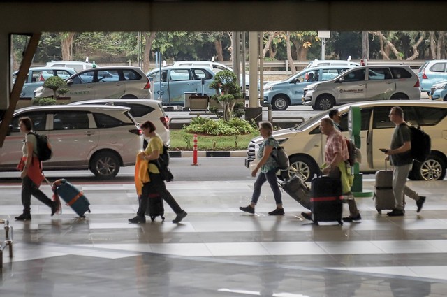 Sejumlah calon penumpang pesawat berada di Terminal 3 Bandara Internasional Soekarno Hatta, Tangerang, Banten, Kamis (18/5/2023). Foto: Jamal Ramadhan/kumparan