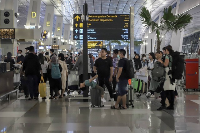 Sejumlah calon penumpang pesawat berada di Terminal 3 Bandara Internasional Soekarno Hatta, Tangerang, Banten, Kamis (18/5/2023). Foto: Jamal Ramadhan/kumparan