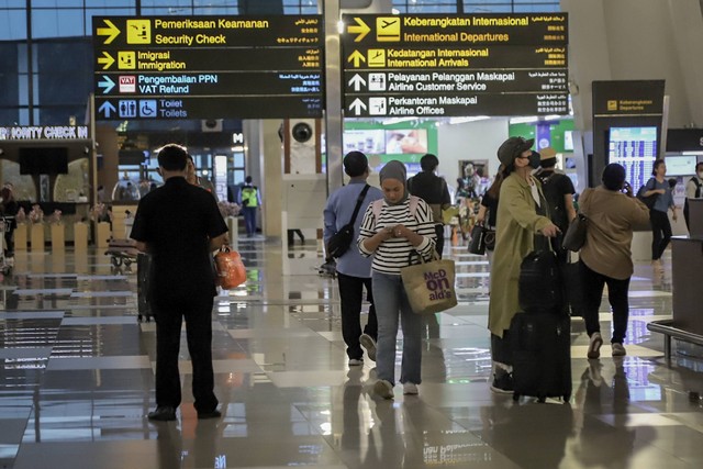 Sejumlah calon penumpang pesawat berada di Terminal 3 Bandara Internasional Soekarno Hatta, Tangerang, Banten, Kamis (18/5/2023). Foto: Jamal Ramadhan/kumparan