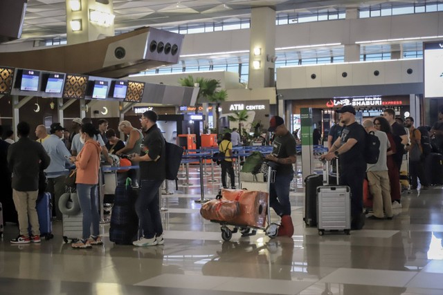 Sejumlah calon penumpang pesawat berada di Terminal 3 Bandara Internasional Soekarno Hatta, Tangerang, Banten, Kamis (18/5/2023). Foto: Jamal Ramadhan/kumparan