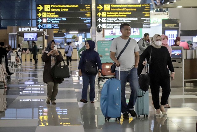 Sejumlah calon penumpang pesawat berada di Terminal 3 Bandara Internasional Soekarno Hatta, Tangerang, Banten, Kamis (18/5/2023). Foto: Jamal Ramadhan/kumparan