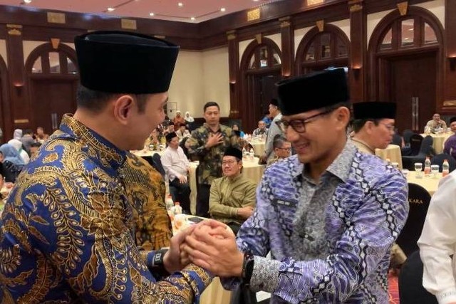 Ketum Demokrat Agus Harimurti Yudhoyono (AHY) menyapa Menparekraf Sandiaga Uno pada halal bihalal Majelis Ulama Indonesia di Hotel Bidakara, Jakarta Selatan, Kamis (18/5/2023). Foto: Haya Syahira/kumparan