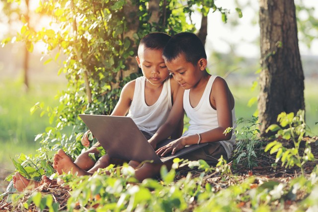 Ilustrasi Anak Pedalaman yang sedang Belajar. Foto: ShutterStock