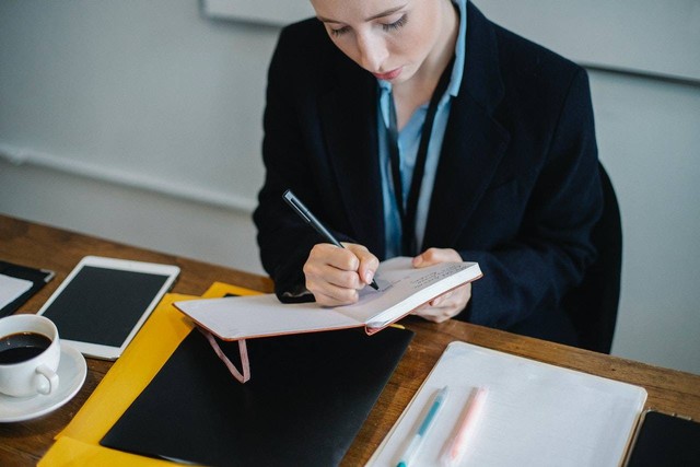 Ilustrasi Peran dan Tanggung Jawab Sekretaris Organisasi. Foto: Pexels.com/Sora Shimazaki