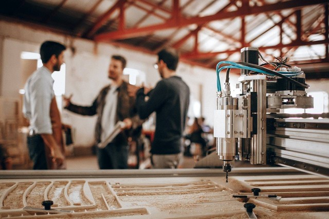 Ilustrasi Peran dan Tanggung Jawab Operator Produksi. Foto: Pexels.com/Helena Lopes
