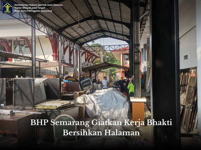 Pegawai BHP Semarang membersihkan barang yang akan dilelang