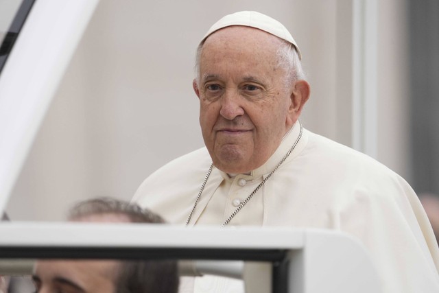 Paus Fransiskus melambai saat tiba untuk audiensi umum mingguannya di Lapangan Santo Petrus di Vatikan, Rabu, 17 Mei 2023. Foto: AP/Andrew Medichini