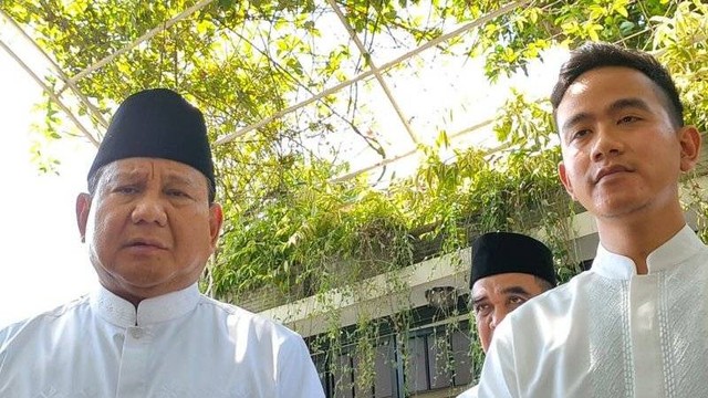 Wali Kota Surakarta Gibran Rakabuming Raka dengan Ketua Umum Partai Gerindra Prabowo Subianto saat bertemu di Solo, Sabtu (22/4/2023).  Foto: Aris Wasita/ANTARA
